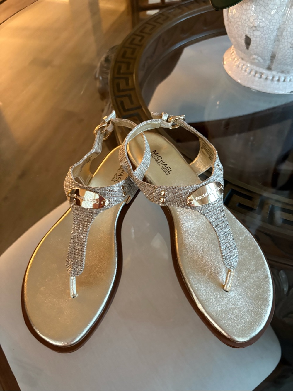 💛💛MICHAEL KORS MK PLATE FLAT THONG T-STRAP LEATHER SANDALS!💛💛